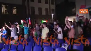 Italia-Spagna, il boato del pubblico davanti al maxischermo all’Arena Milano Est al gol di Chiesa
