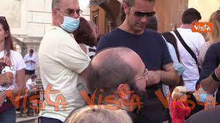 Morte Raffaella Carrà, applausi e cori per l’arrivo del feretro al Campidoglio. Le immagini