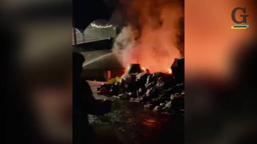 Emergenza rifiuti, in fiamme 40 cassonetti a Roma