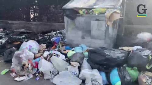 Emergenza rifiuti a Roma, immondizia in strada a Tor Bella Monaca