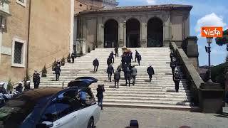 Funerale di Raffaella Carrà, l’arrivo della bara alla basilica dell’Ara Coeli