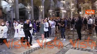 Funerali Carrà, la salma esce tra gli applausi dalla Basilica di S. Maria in Aracoeli a Roma