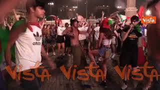 Euro 2020, i tifosi azzurri di Piazza del Popolo a Roma esplodono di gioia dopo la vittoria