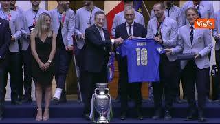 Mario Draghi riceve in dono dagli Azzurri la maglia numero 10 con il suo nome