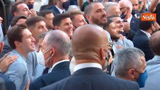 Il premier Draghi solleva il trofeo degli Europei con Chiellini e Bonucci davanti ai tifosi