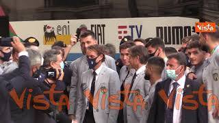 La coppa di Euro2020 arriva a Palazzo Chigi. Draghi festeggia con gli Azzurri, le immagini
