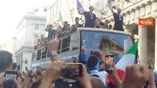 La nazionale sfila nel centro di Roma  con la coppa degli Europei, tifosi in delirio
