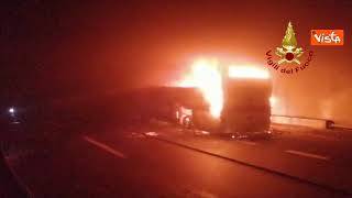 Autobus prende fuoco in galleria. Salvi venticinque bambini a Lecco