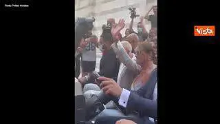 Bernardeschi si sposa, l'arrivo in chiesa con il fuoristrada