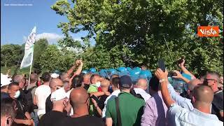 Momento di tensione tra lavoratori Whirlpool e polizia durante visita Draghi a S. M. Capua Vetere