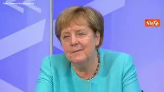 Angela Merkel stanca durante una conferenza fatica a tenere gli occhi aperti