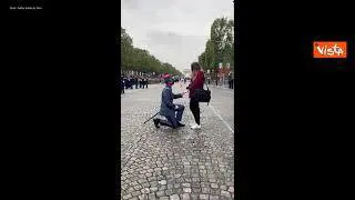 La proposta di matrimonio di un soldato alla fidanzata durante la parata del 14 luglio