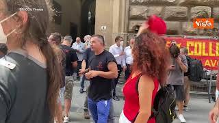 La rabbia dei licenziati Gkn a ritmo di tamburi e percussioni davanti alla prefettura di Firenze
