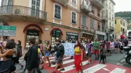 No border in corteo a Ventimiglia, insulti alla città