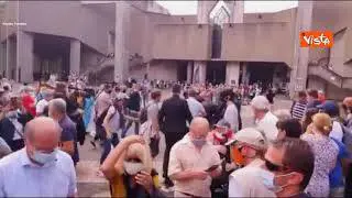 “Vergognati, sei ateo!”: Macron contestato da un uomo durante la visita a Lourdes