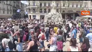Manifestazioni a Parigi contro l'uso del pass sanitario annunciato da Macron