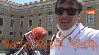 Torna l'Angelus del Papa a San Pietro, i fedeli: "È stanco, preghiamo per la sua salute"