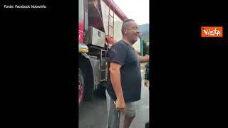 Camionista contro attivisti No Tav: "Sono in piedi dalle 4, non mi dovete rompere"