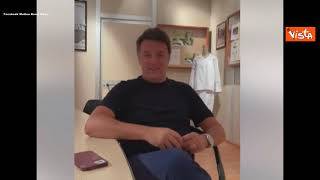 Renzi si vaccina e scherza sui no-vax: “Da oggi il 5g mi prende benissimo”