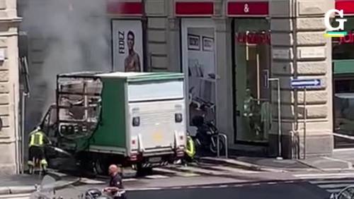 Milano, un camion in fiamme in pieno centro