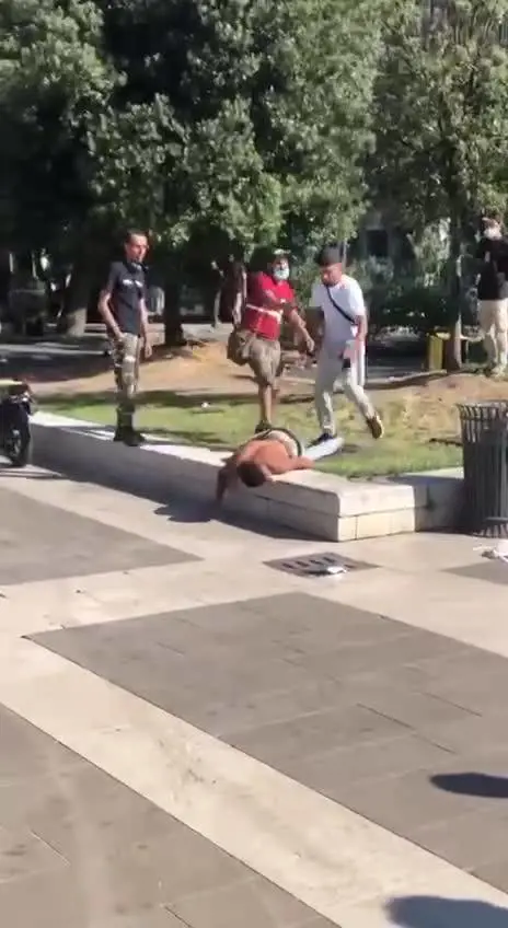 Milano, la stazione come un ring: le immagini della rissa tra migranti