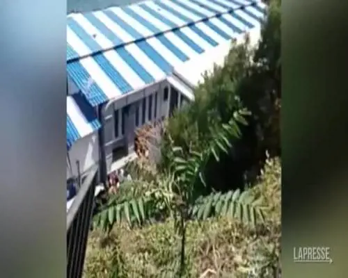 Capri, il minibus precipita nella scarpata
