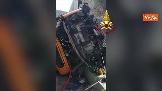 Bus precipitato a Capri, forse morto di infarto l'autista. Le immagini dei Vigili dl Fuoco