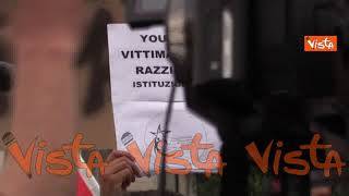 “Un pugno di un malato contro lo sparo di un assessorato”, gli striscioni alla protesta di Voghera
