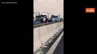 Grandinata sull'A1, centinaia di auto distrutte dal maltempo