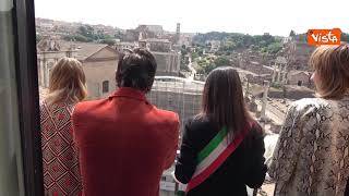 Maneskin e Raggi si affacciano dal balconcino del Campidoglio con vista sui Fori imperiali