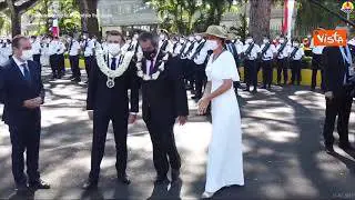 Macron ricoperto di corone di fiori per omaggiarlo al suo arrivo nella Polinesia Francese