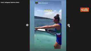 Tokyo 2020, Cesarini-Rodini oro nel canottaggio, i festeggiamenti con un tuffo