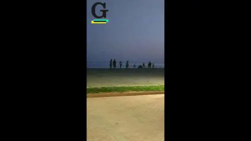 Sassaiola tra i migranti i spiaggia, pietre sulle auto e le persone