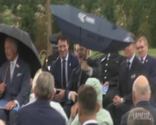 Boris Johnson "litiga" con l'ombrello davanti al principe Carlo
