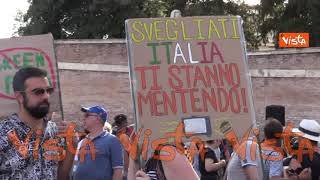 “No al Nazi-pass”: tutti i cartelli della protesta contro il green pass di Piazza del Popolo a Roma