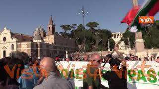Protesta no green pass, tensioni all’arrivo di Forza Nuova. La Polizia forma un cordone