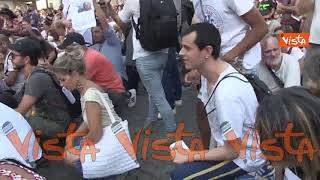 No Green pass a Piazza del Popolo, i manifestanti si inginocchiano per il dottor De Donno