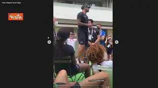 Jacobs e Tamberi ringraziano i compagni con un discorso in piedi sulla sedia