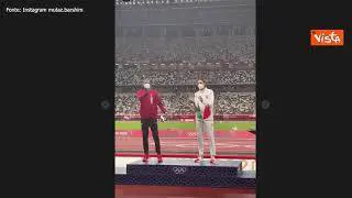 Tokyo 2020, scambio di medaglie tra Tamberi e Barshim dopo il doppio oro nel salto in alto