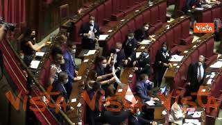 “Vergogna! Vergogna!”. Cori e cartelli contro riforma della giustizia dei deputati L’Alternativa c’è