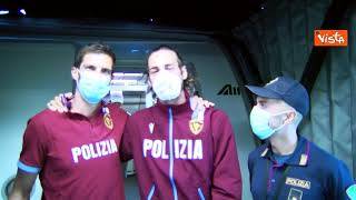 Sorpresa per Tamberi, ad attenderlo fuori dall'aereo un suo collega della Polizia