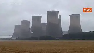 La demolizione della centrale elettrica di Eggborough in Inghilterra