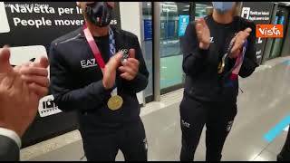 I campioni olimpici della vela Tita e Banti accolti da un applauso al rientro in Italia