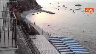 Rimozione bus a Capri, la gru lo afferra ma rischia di scivolare di nuovo