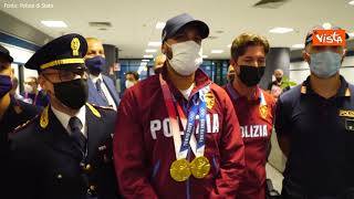 Marcell Jacobs torna in Italia e abbraccia la famiglia, la medaglia al collo del figlioletto