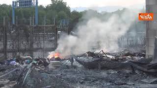 Incendio nel campo rom di Barra a Napoli, le immagini