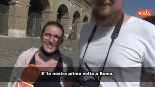 Caldo estremo a Roma, la protezione Civile distribuisce acqua ai turisti al Colosseo
