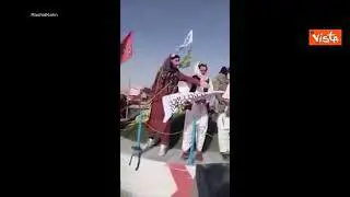 I Talebani fanno sventolare la propria bandiera dopo la conquista di Kabul
