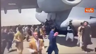 Civili in fuga da Kabul. L'assalto all'aereo in partenza sulla pista