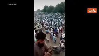 In bici, a piedi o su auto e furgoni, la fuga dei civili da Kabul